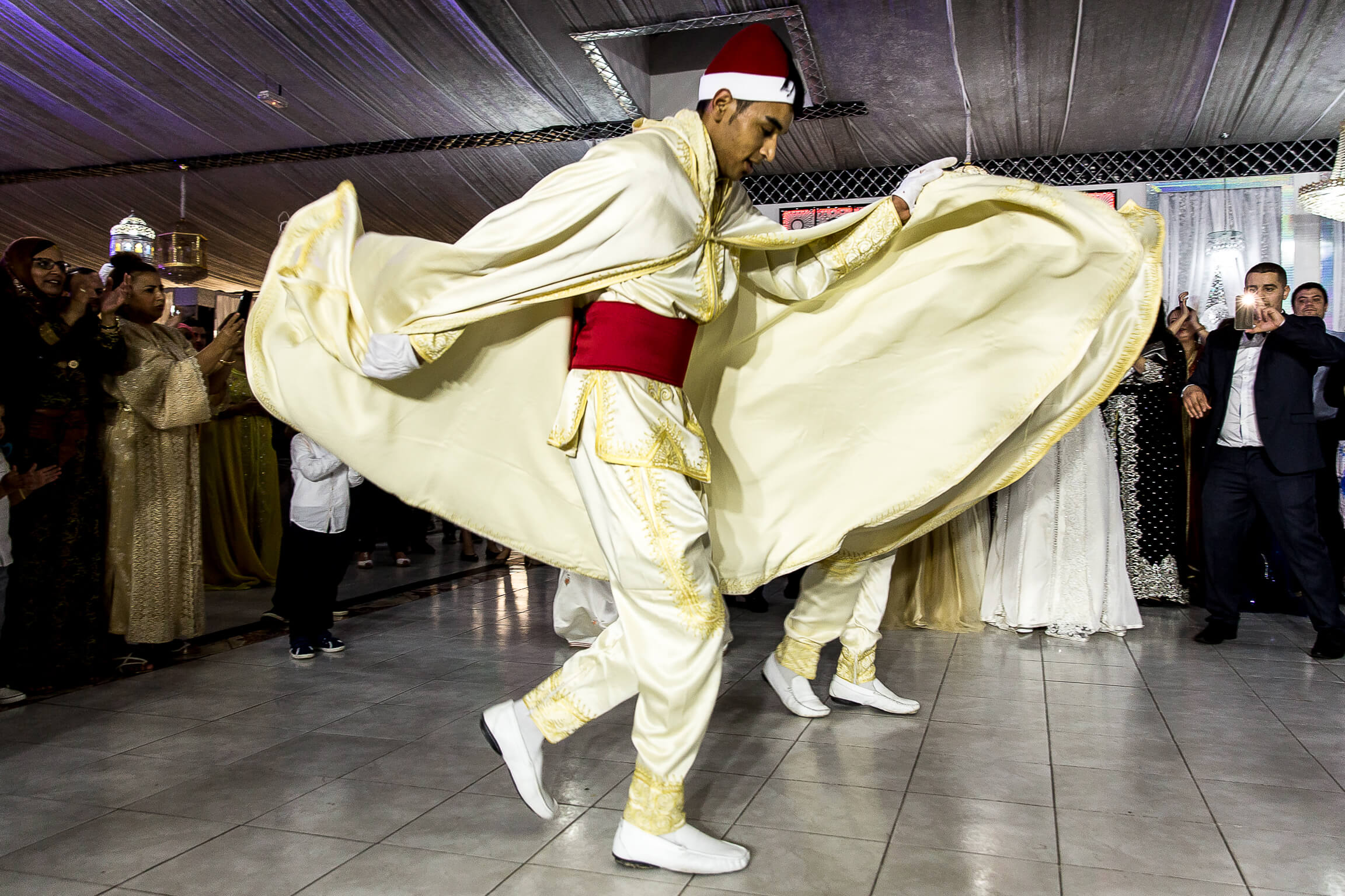 danseur au cours de la soiree de ce mariage mixte rebeu