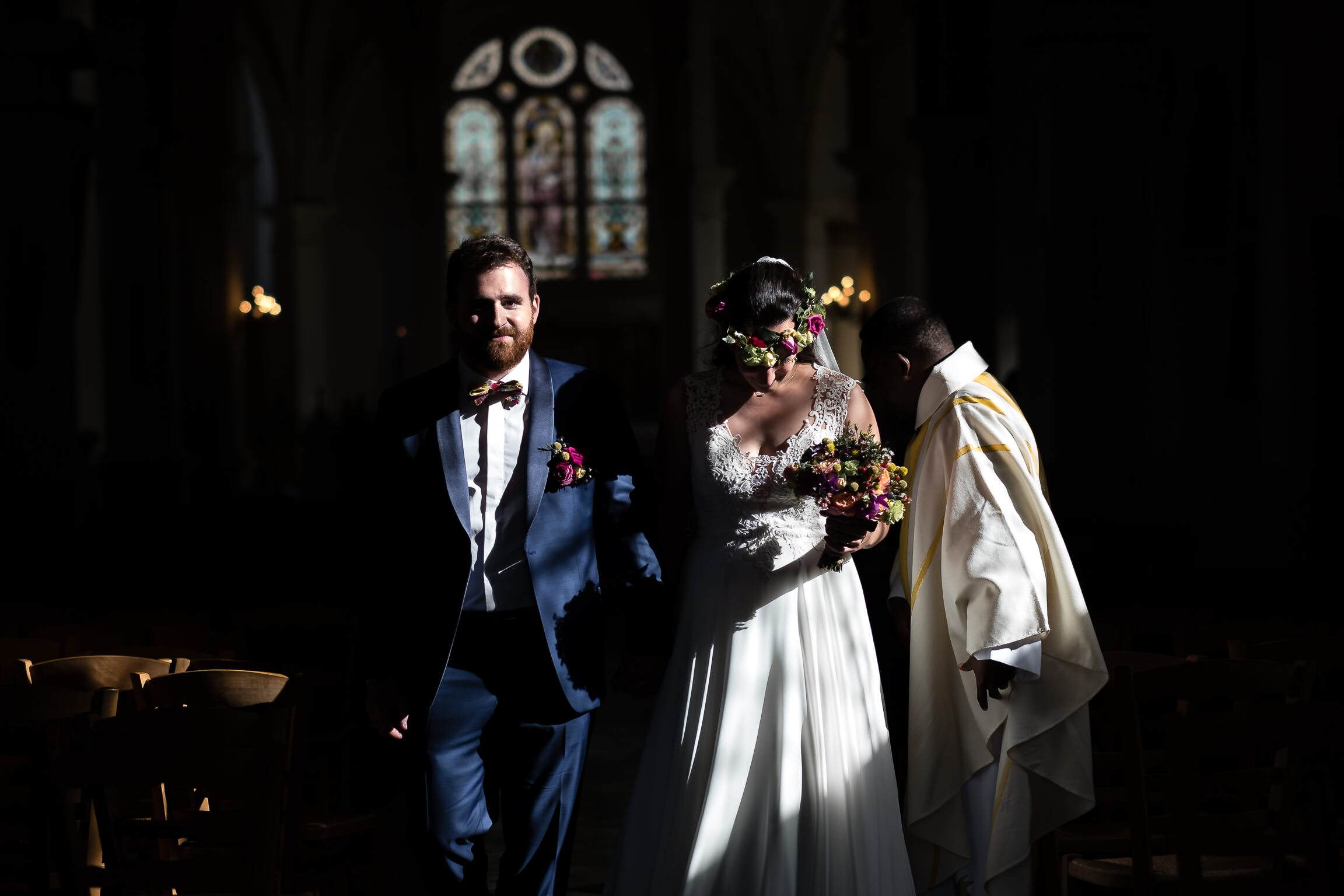 sortie d'eglise pour ces jeunes maries