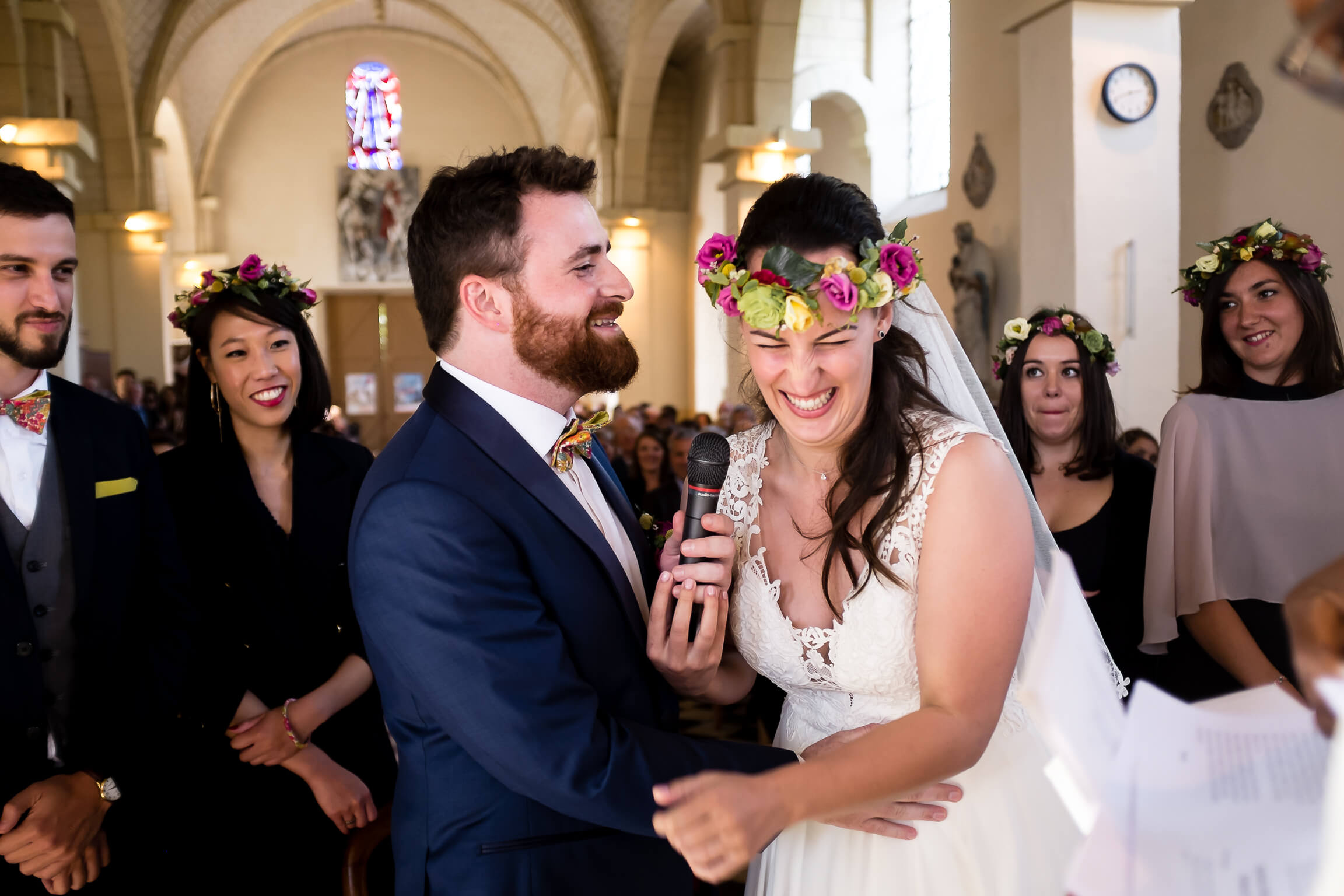 fou rire de la marie pendant la ceremonie religieuse