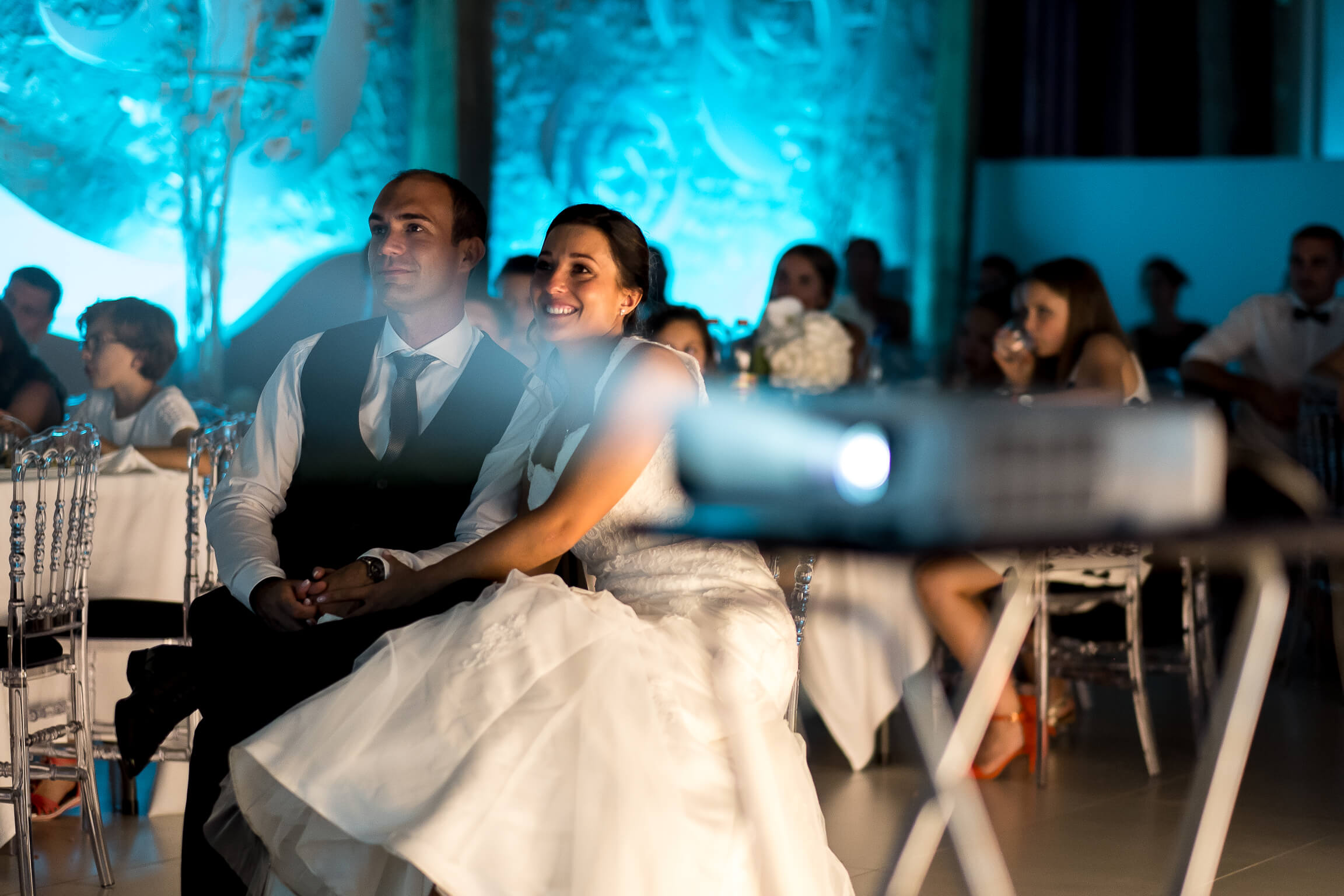 les maries regardant un diapo pendant la soiree de leur mariage