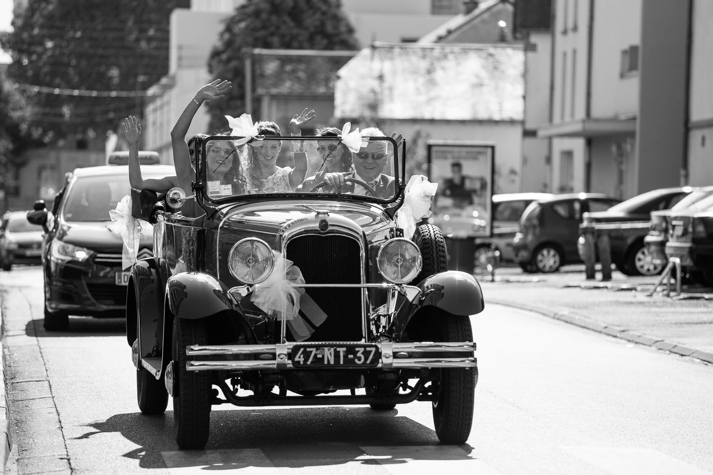 lamariee arrive en voiture traction avec ses demoiselles d'honneur et temoins