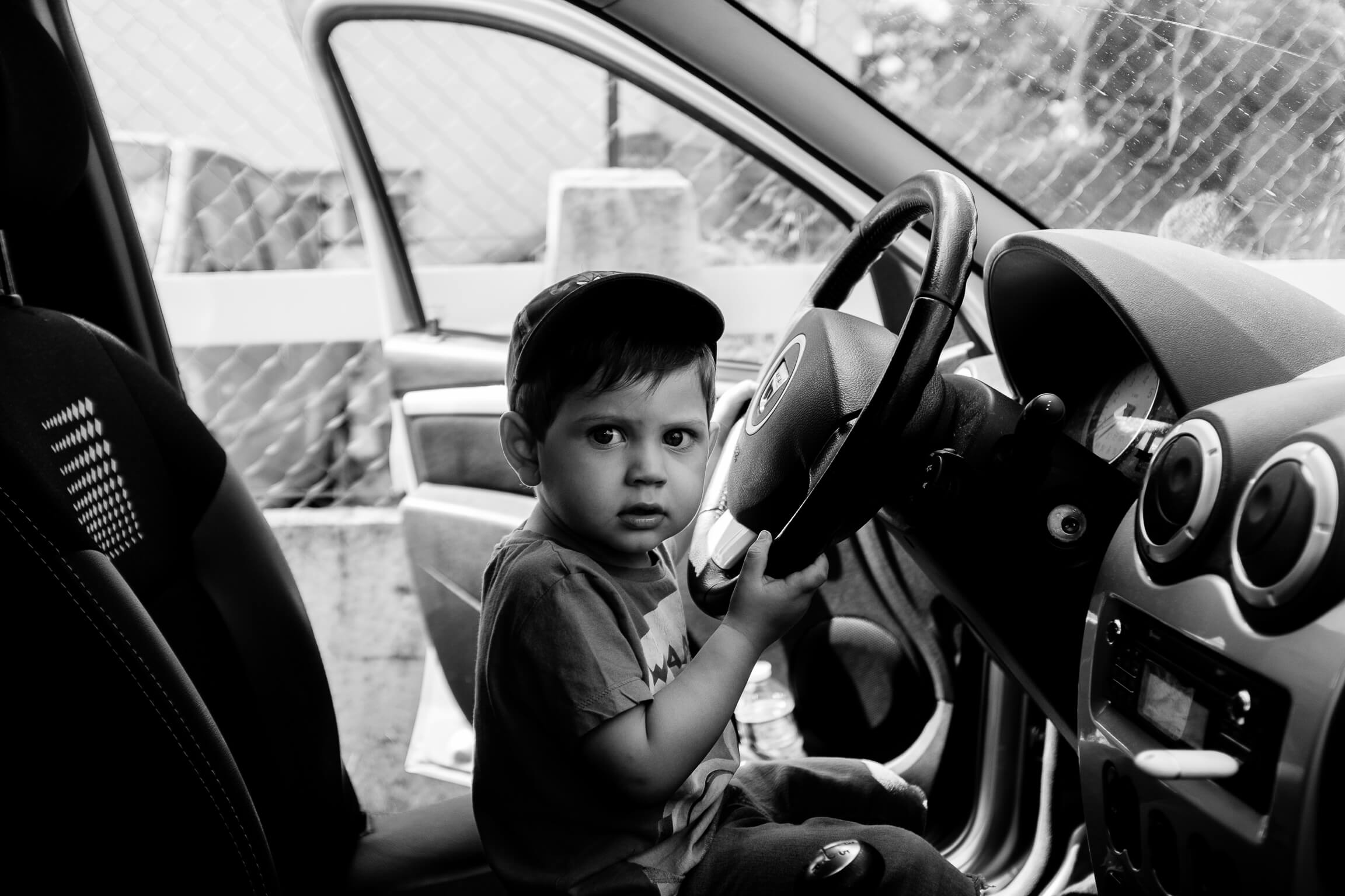 enfant qui veut conduire pendant les preparatifs