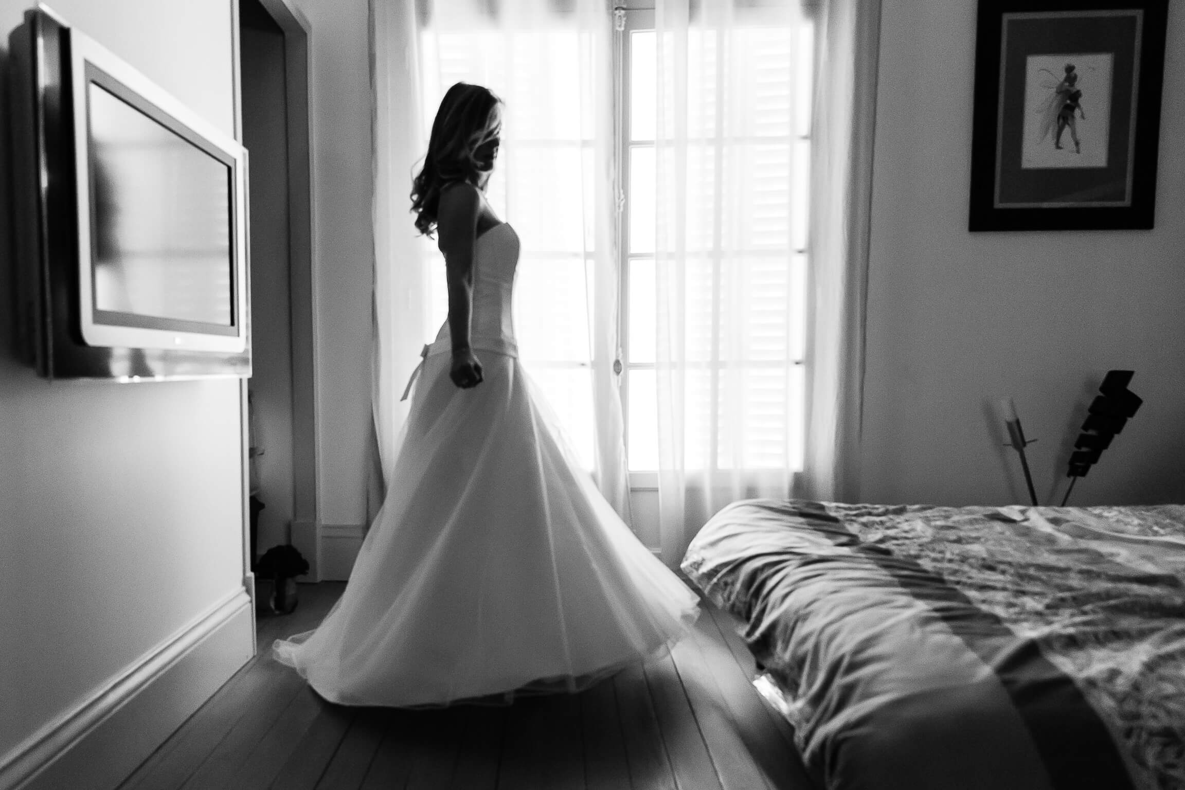la mariee teste sa robe apres l'habillage des preparatifs