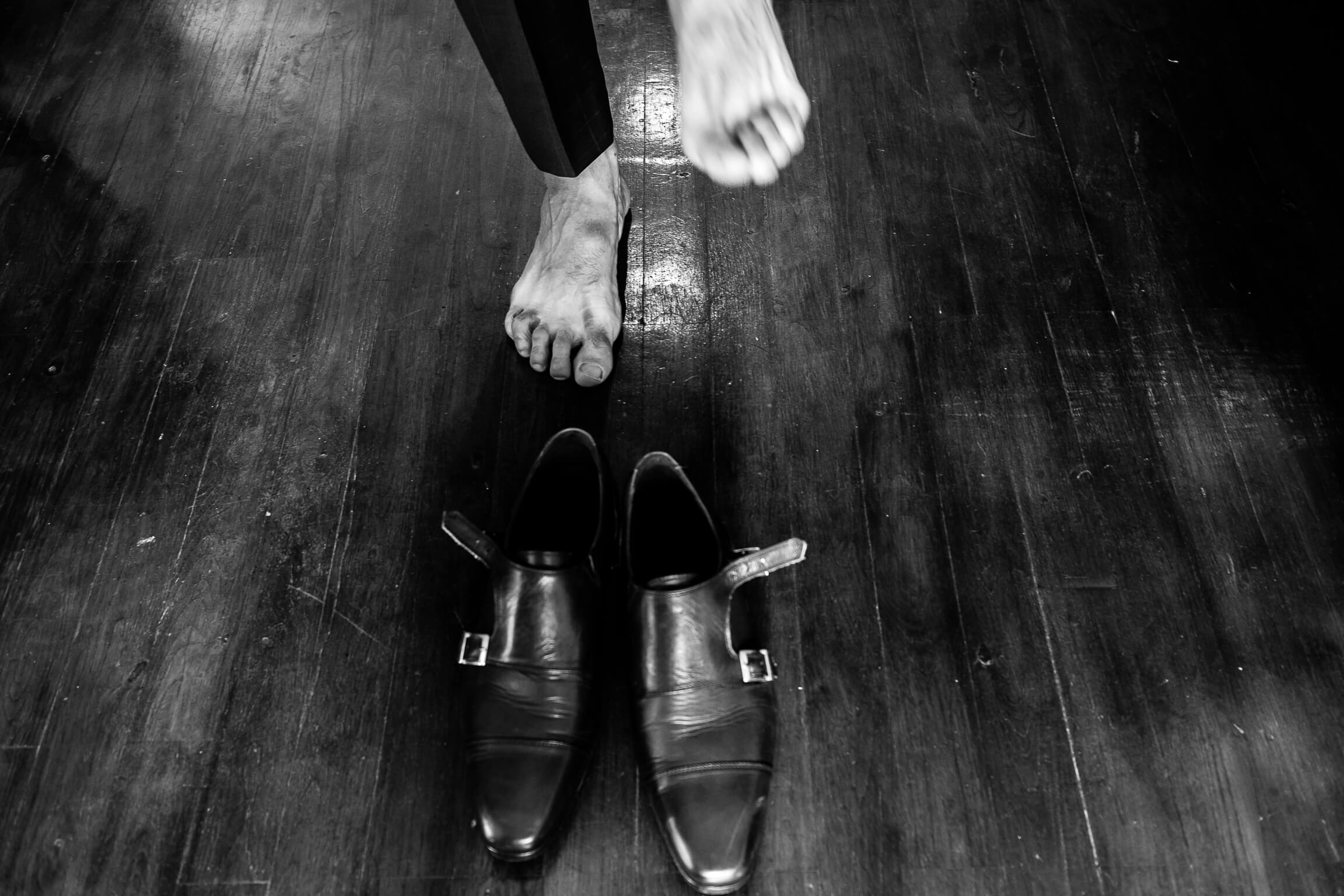 pieds et chaussures du futur marie pendant les preparatifs
