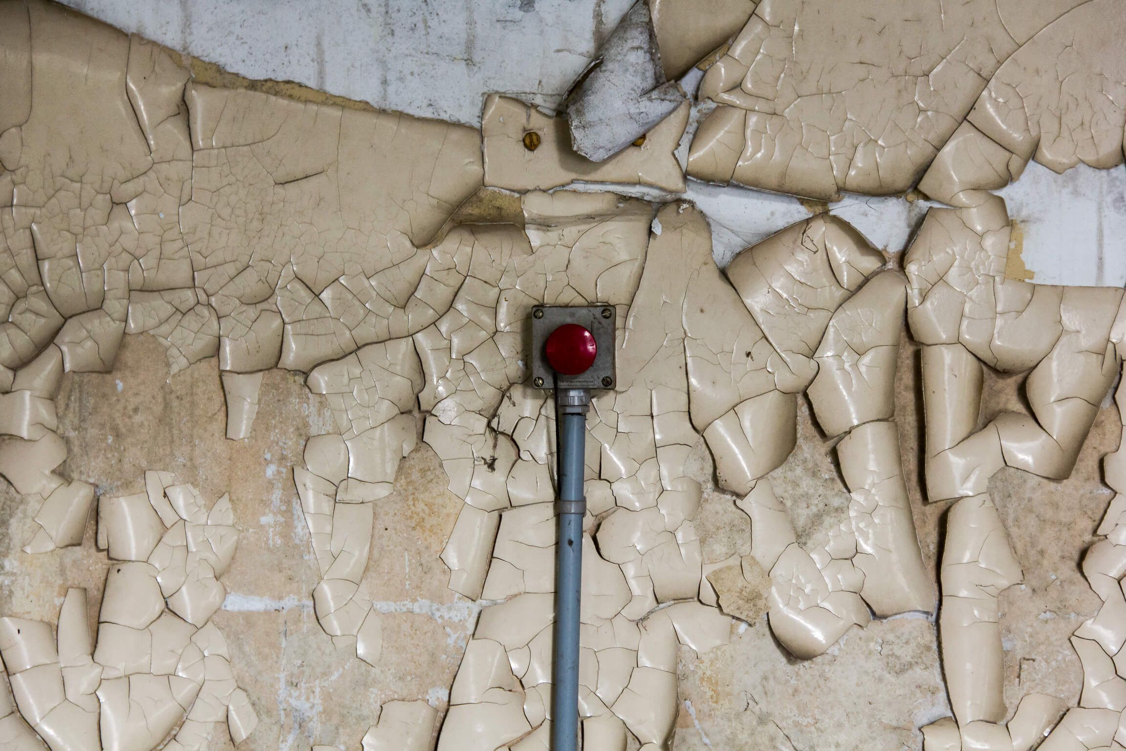 bouton rouge dans un ancien hopital psychiatrique