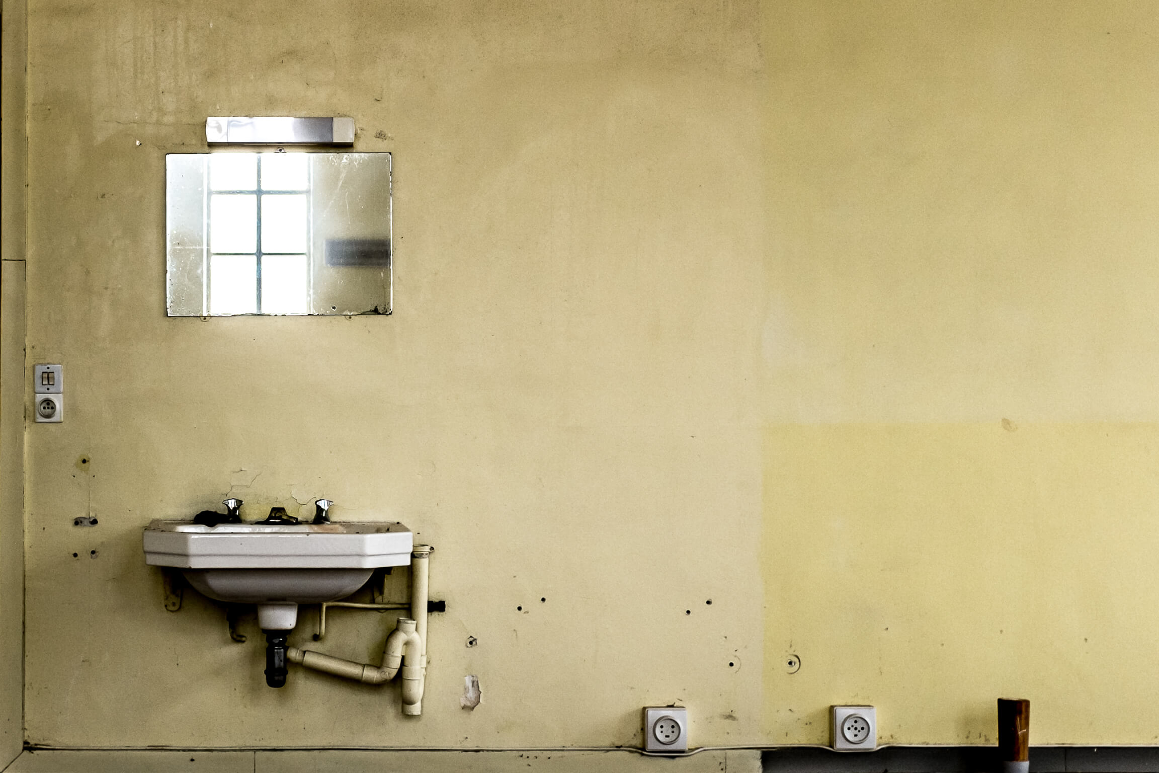 un lavabo et un miroir en urbex