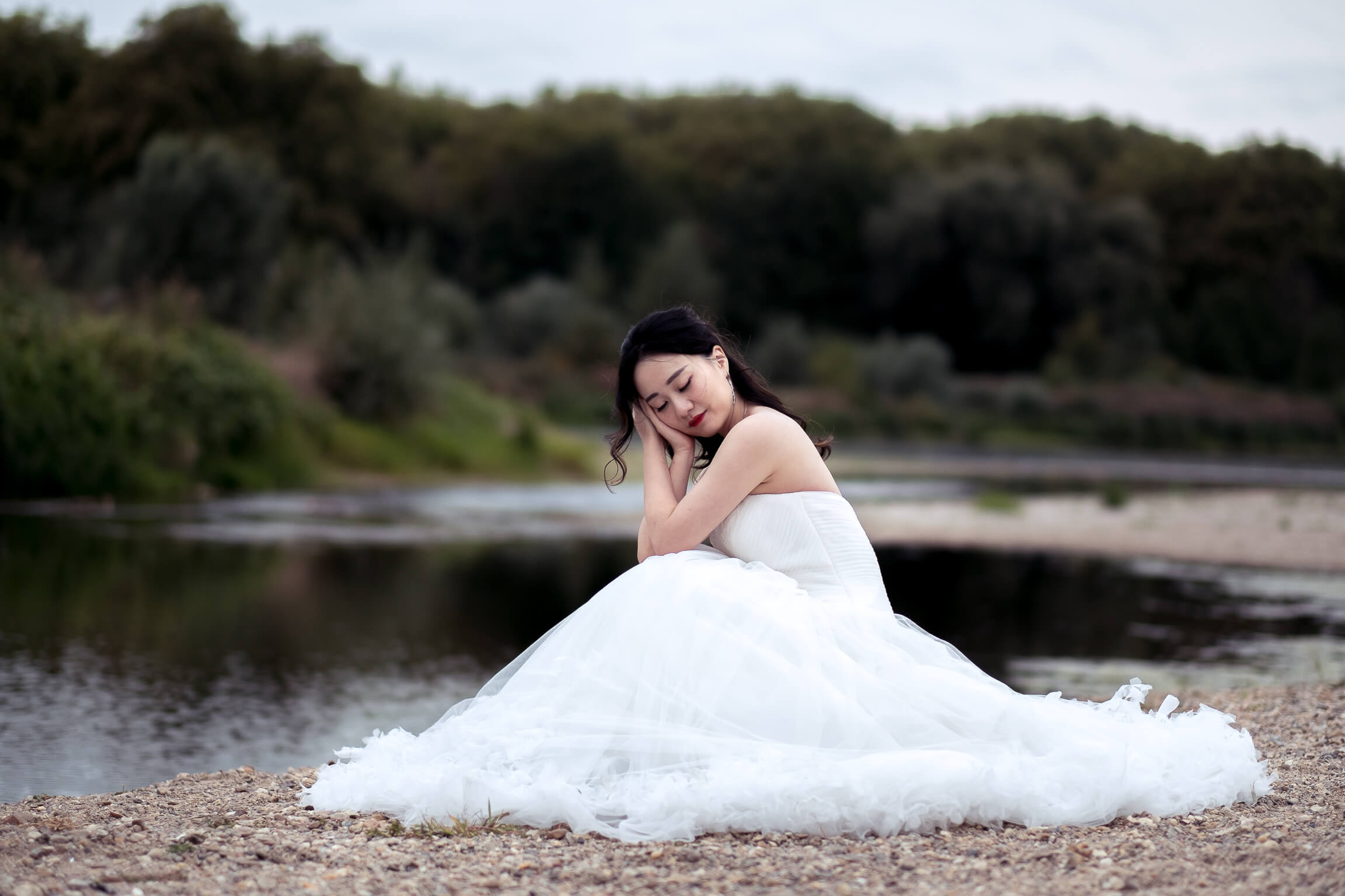 mariee qui prend la pose lors de ce shooting photo mariage en bords de Loire a Amboise