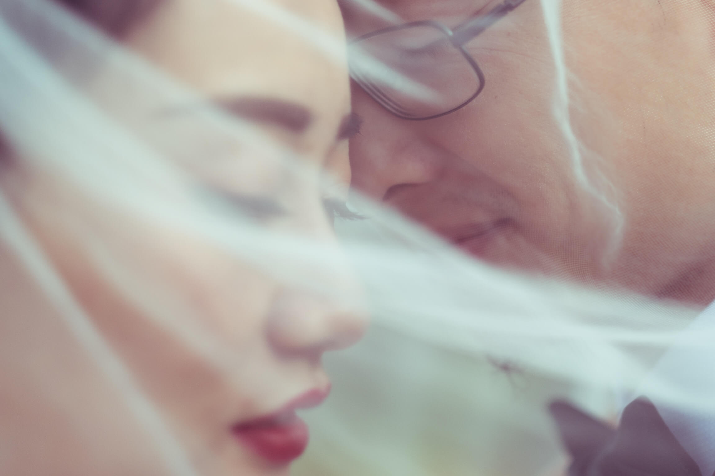 Shooting photo mariage avec ce couple de maries sous le voile de la mariee