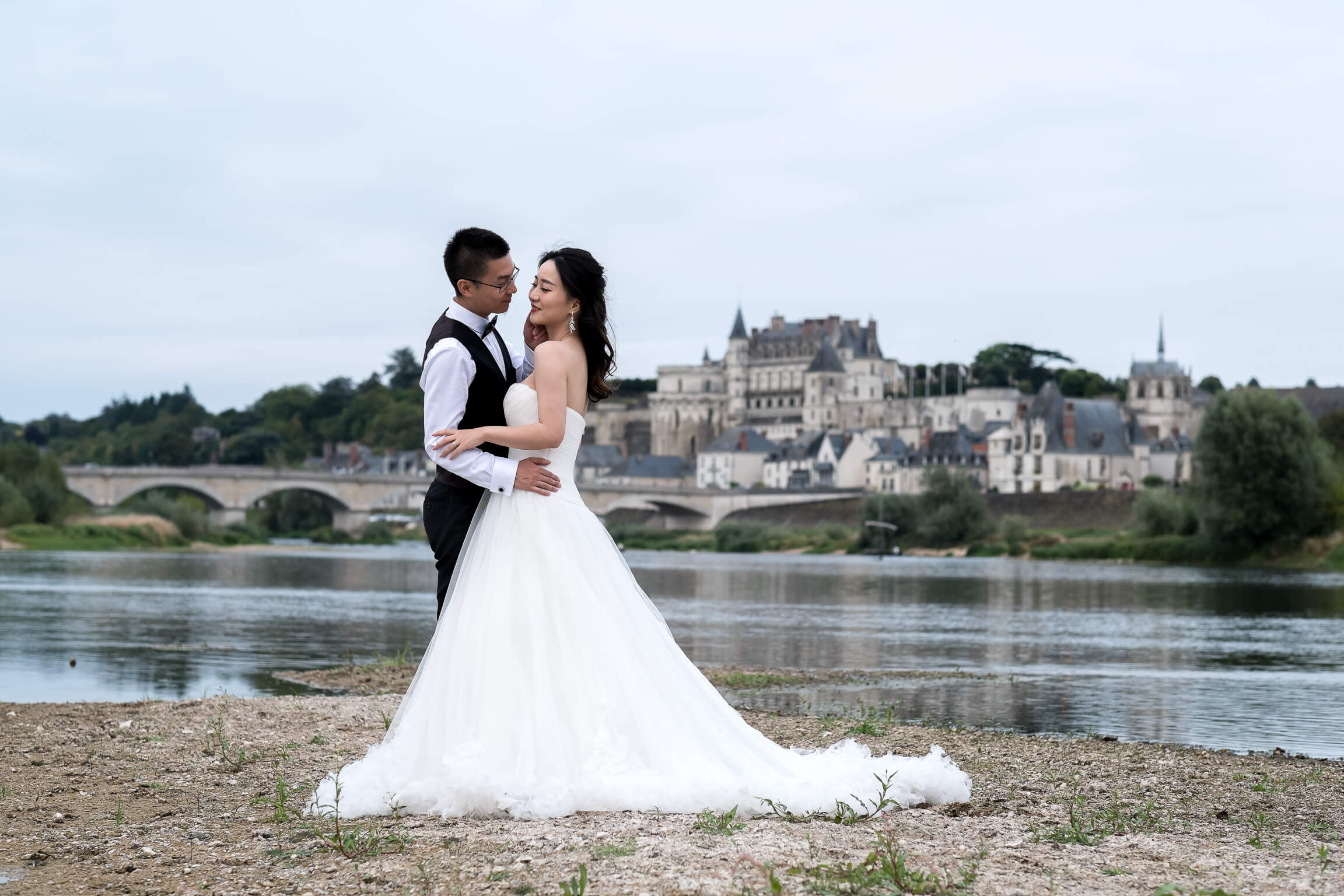 shooting photo mariage de ce couple chinois en bords de Loire a Amboise