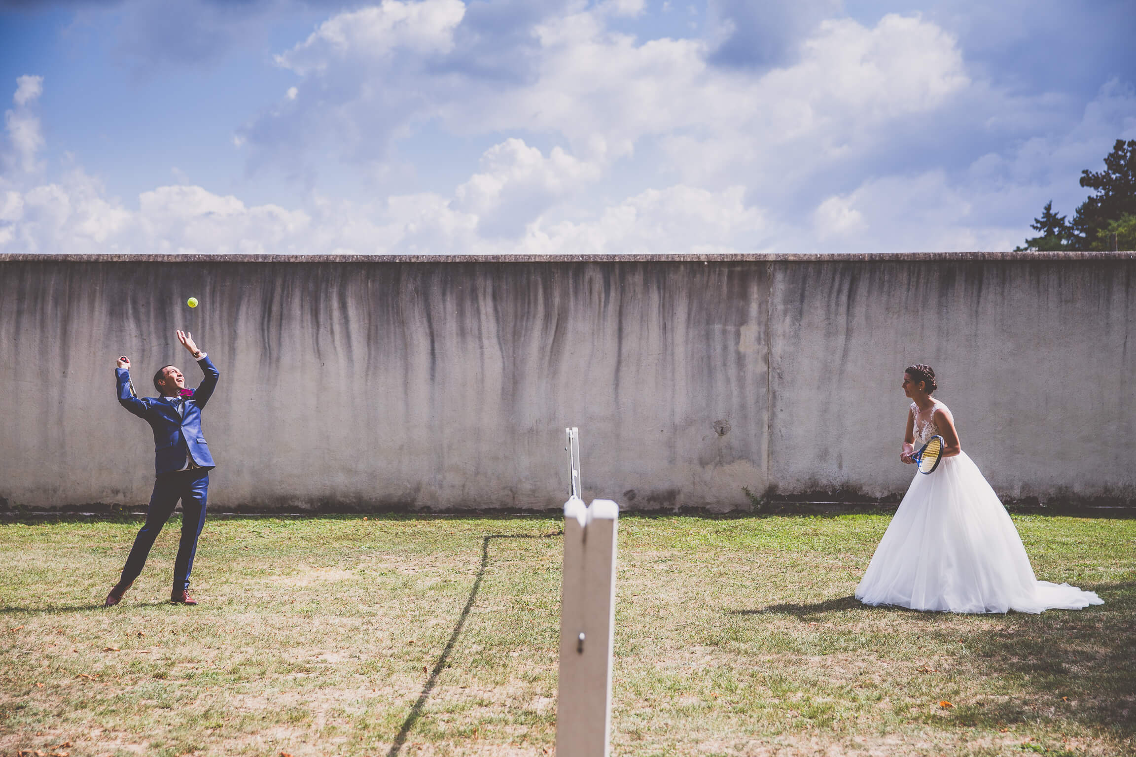 partie de tennis pour les photos de couple au chateau de Cande