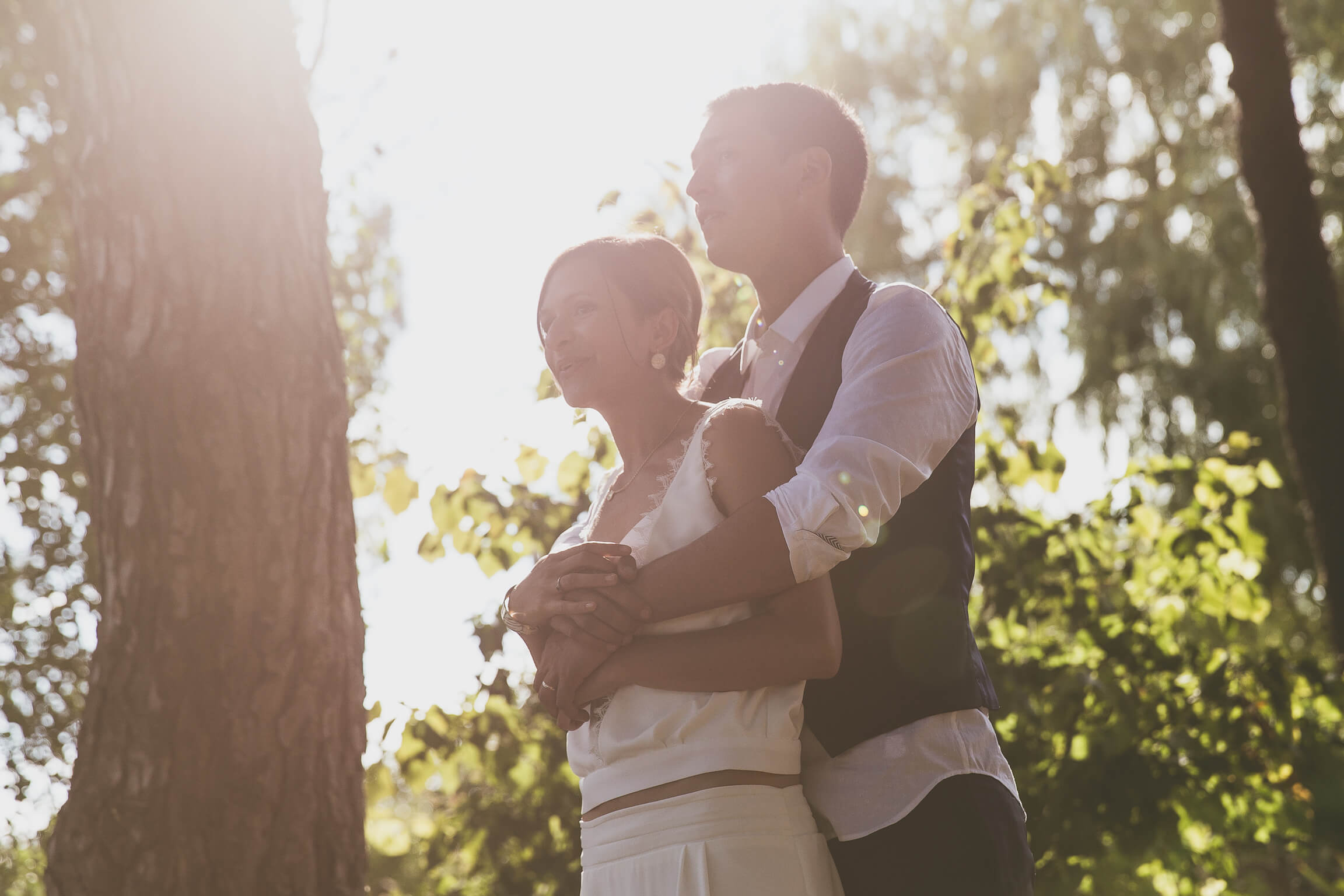 moment doux pour cette seance photo de couple lors d'un mariage