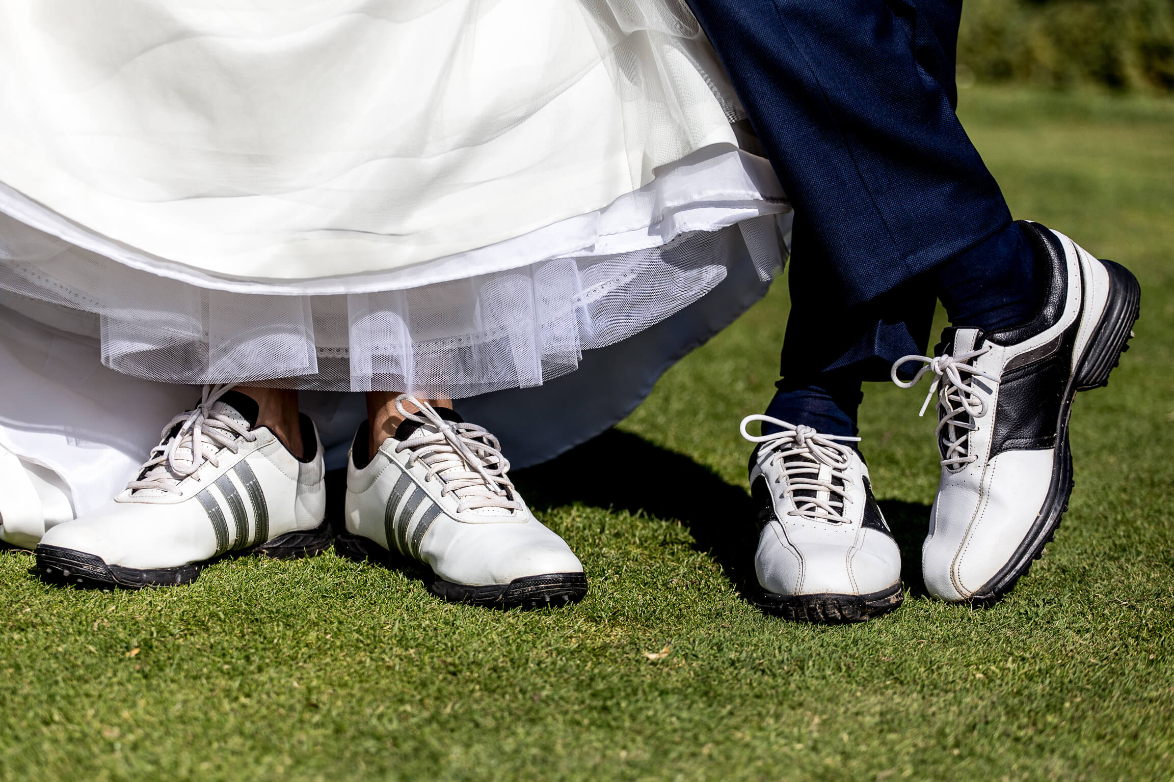 chaussures de golf pour les maries lors de la seance de photos de couple