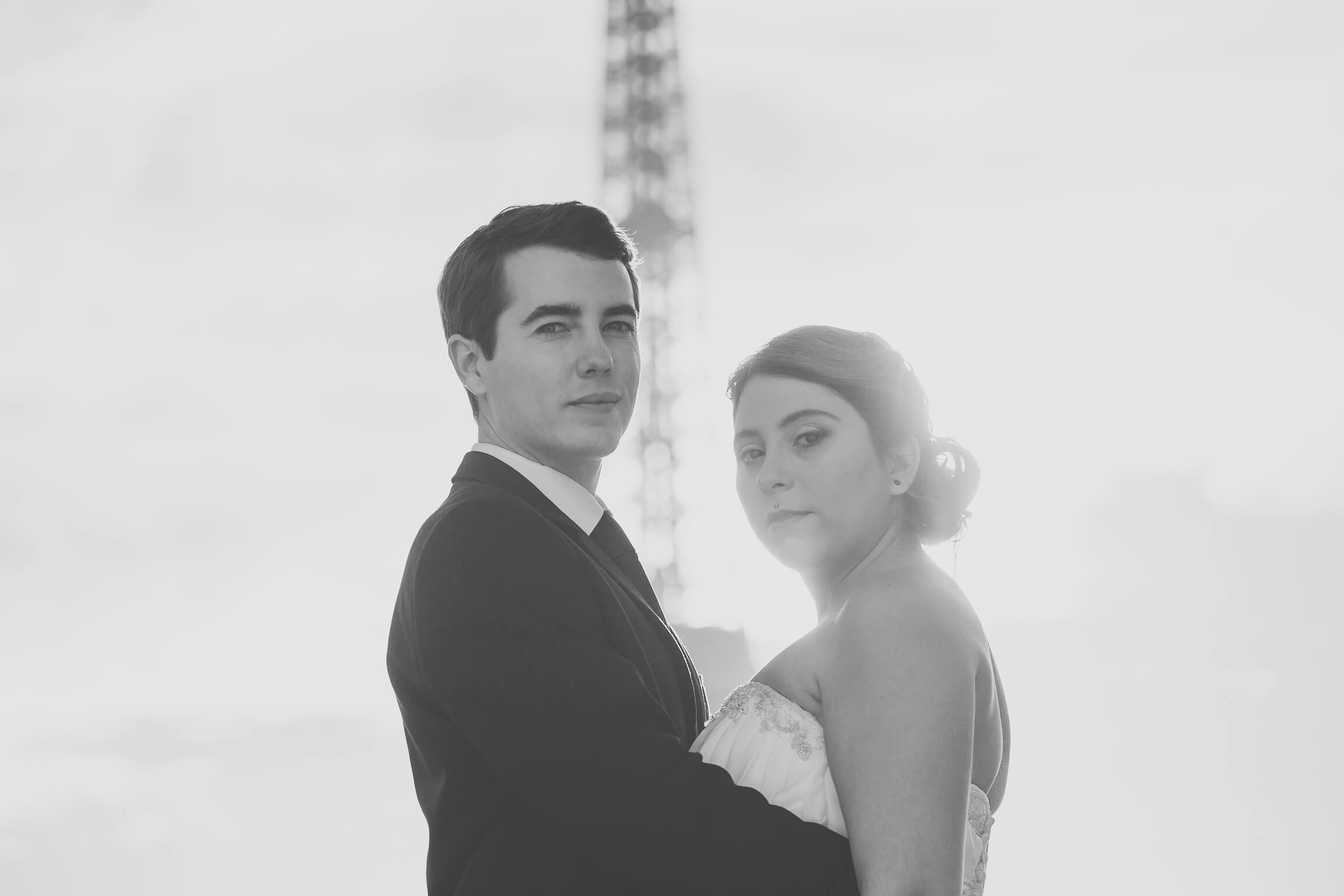photo de couple au trocadero avec la tour eiffel