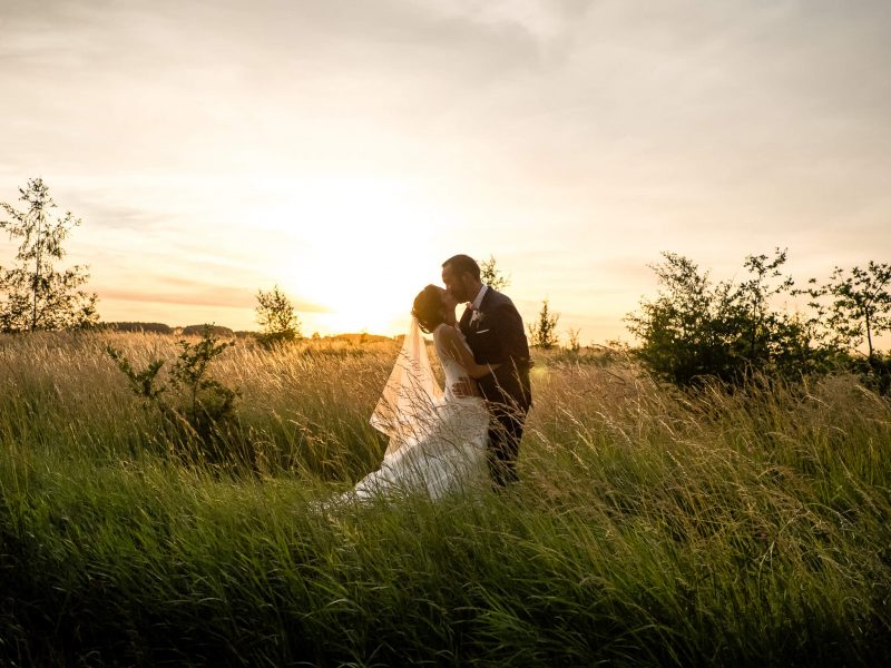 photo de couple en plein coucher de soleil pendant le repas du mariage
