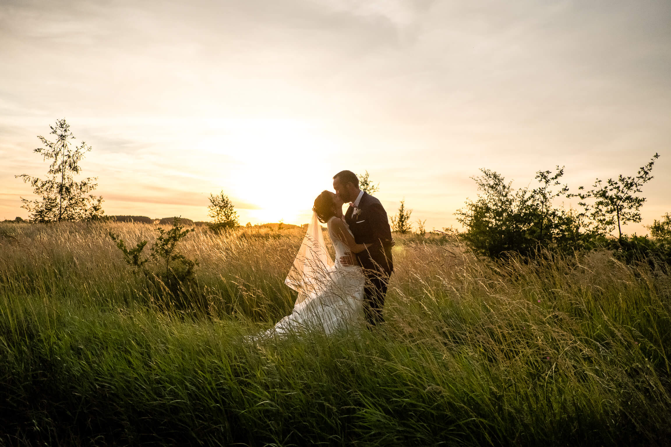 photo de couple en plein coucher de soleil pendant le repas du mariage
