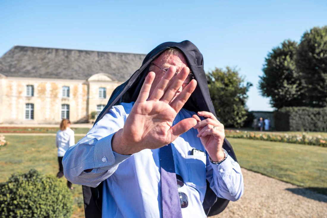 les insolites, main devant la figure pour se cacher de l'ojectif et ne pas etre pris en photo