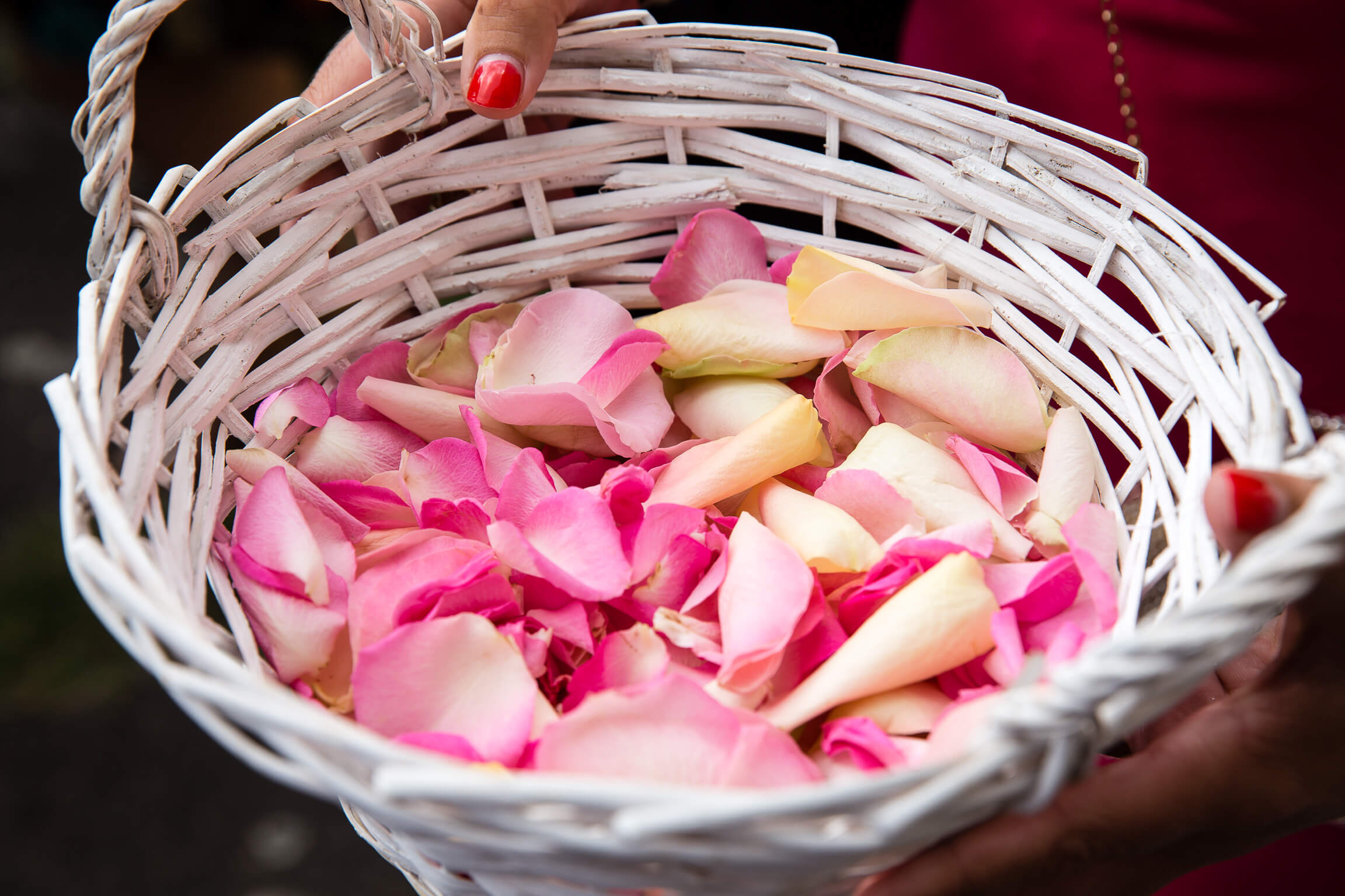 des petales de roses a la sortie d'eglise de ce mariage pres de Tours