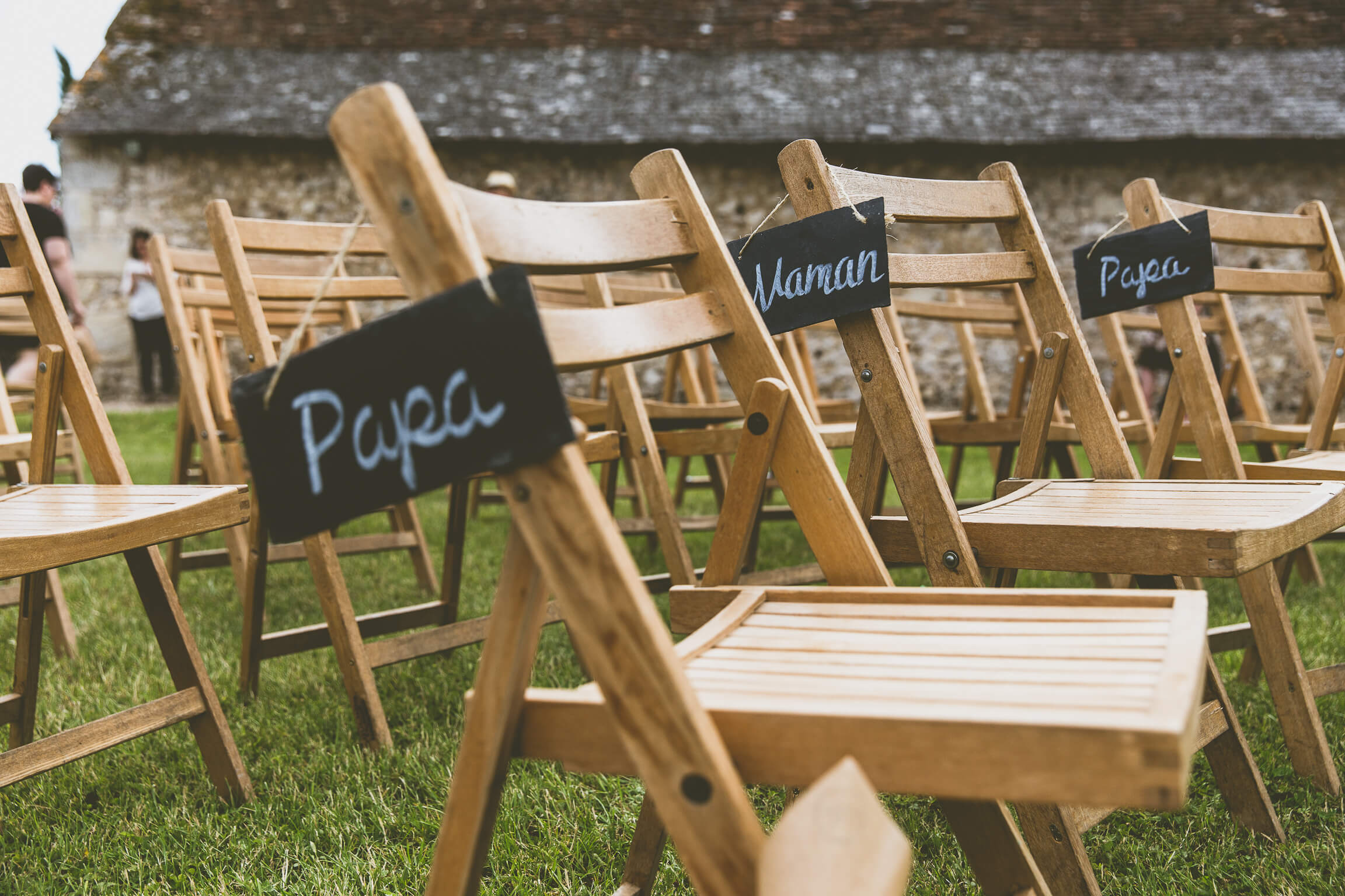 chaises avec des ardoises pour l'ambiance et la deco de ce mariage proche de Tours