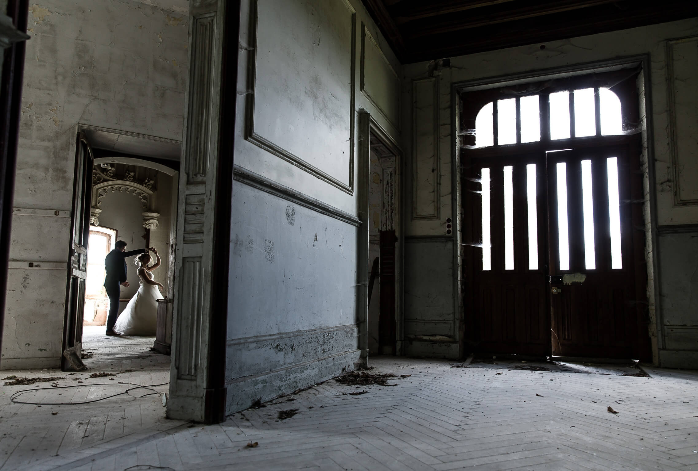 danse dans le chateau des gendarmettes pour ce trash the dress en urbex