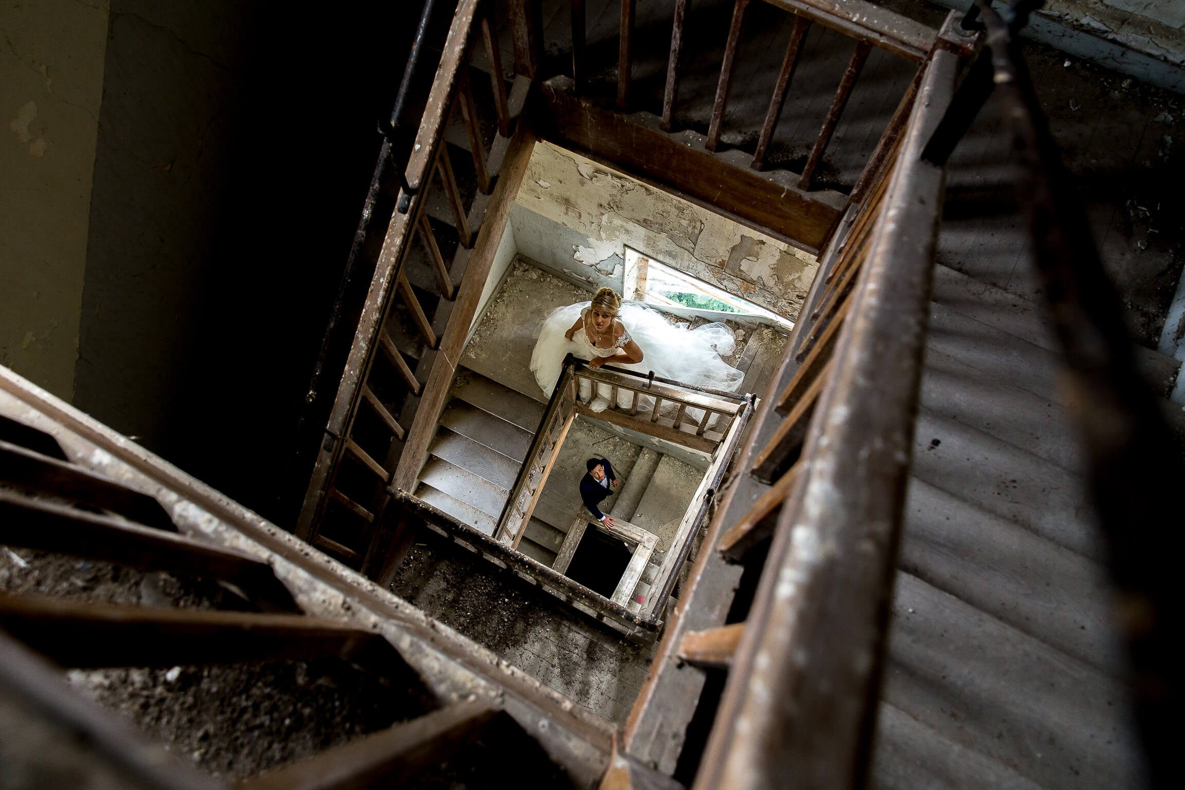 trash the dress dans les escaliers du chateau des gendarmettes