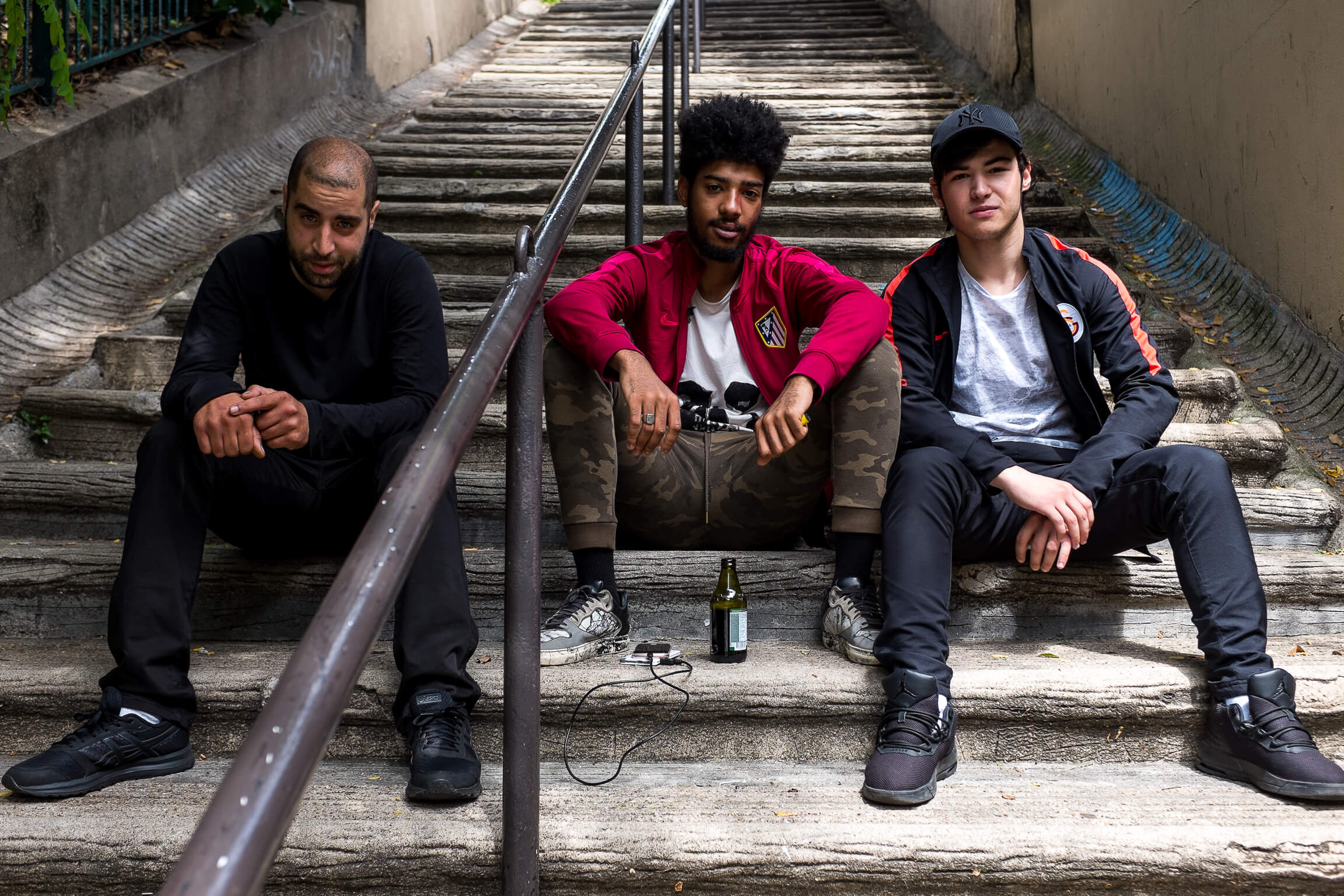 des jeunes fument un joint proche du quartier la campagne a paris