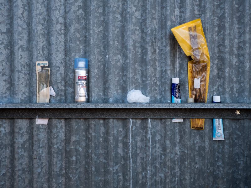 affaires de toilettes dans un squat de réfugiés avec dentifrice et brosse à dents