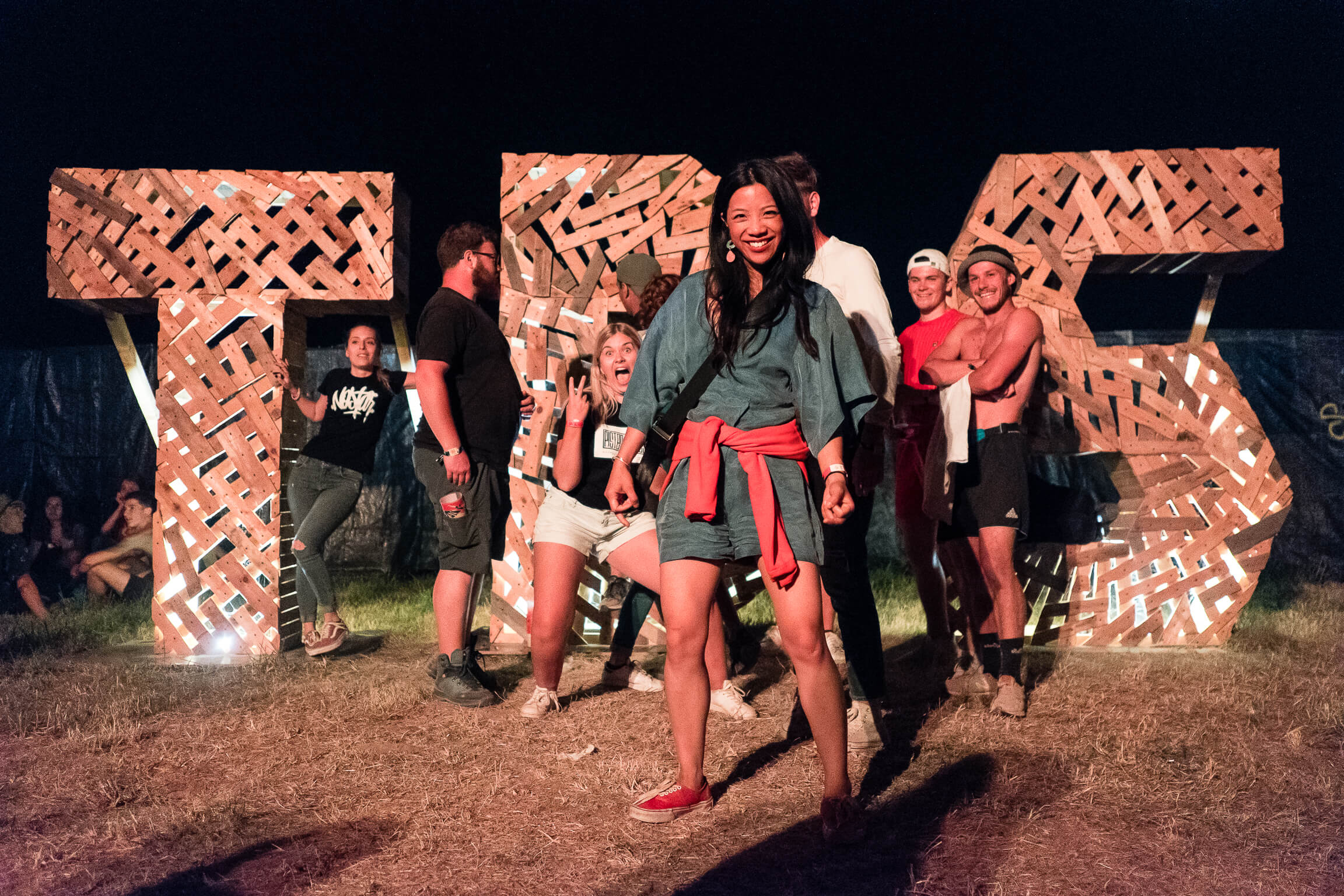 Structure en bois ou les festivaliers posent en selfie au festival Terres du Son