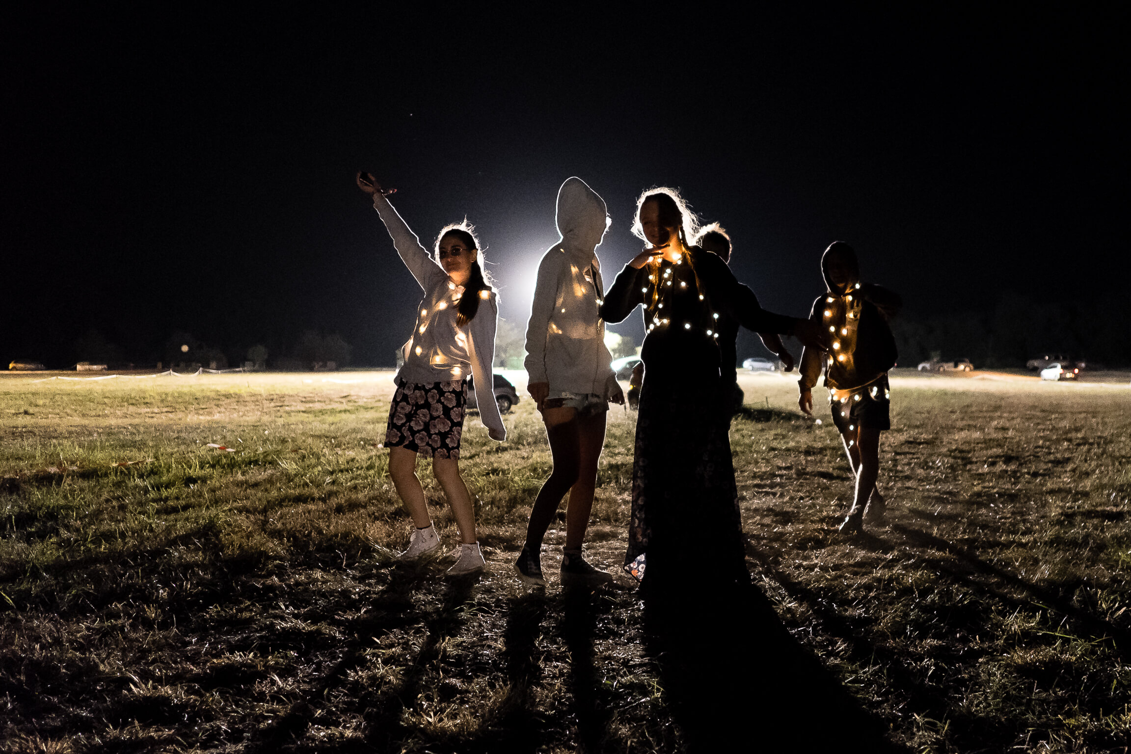 Ambiance au festival Terres du Son sur le parking avec des festivaliers lumineux