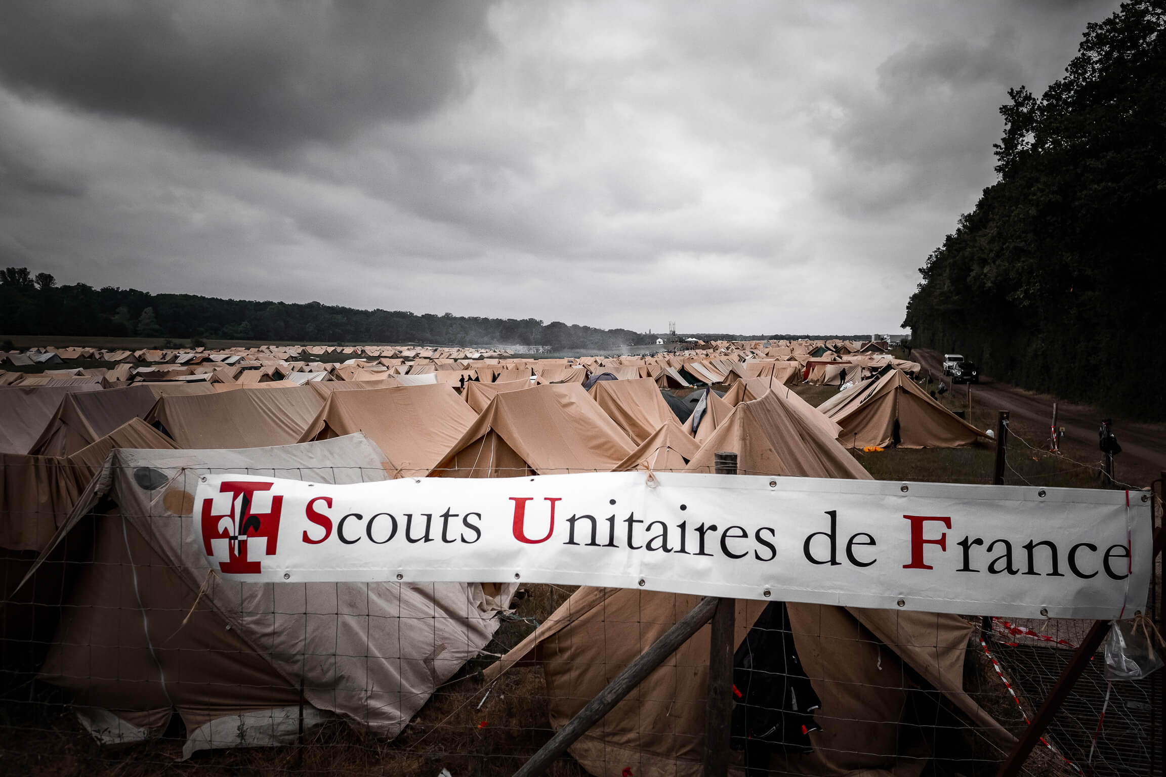 Gros rassemblement de Scouts Unitaires de France (SUF) pour la Pentecôte au château de Chambord pour célébrer les 50 ans du mouvement.